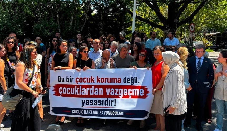 Çocuk Hakları Savunucuları TBMM Önünden Seslendi: Çözüm, Çocuklara Yönelik Cezaların Ağırlaştırılması Değil; Hak Temelli, Onarıcı, Dönüştürücü ve Koruyucu Bir Çocuk Adalet Sistemidir!