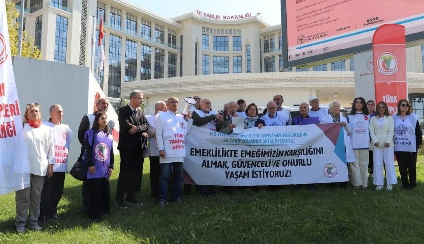 TTB, Tüm Tabip Odalarının İmzasıyla, Emekli Hekimlerin Sorunlarını ve Çözüm Önerilerini Sağlık Bakanlığı Önünde Paylaştı: “Emeklilikte Emeğimizin Karşılığını Almak, Güvenceli ve Onurlu Yaşam İstiyoruz!”